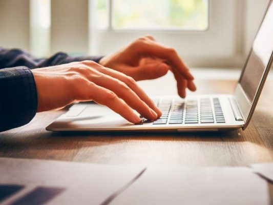 10 cursos gratuitos online para fazer durante a pandemia O isolamento social é necessário para controlar o contágio do COVID-19.