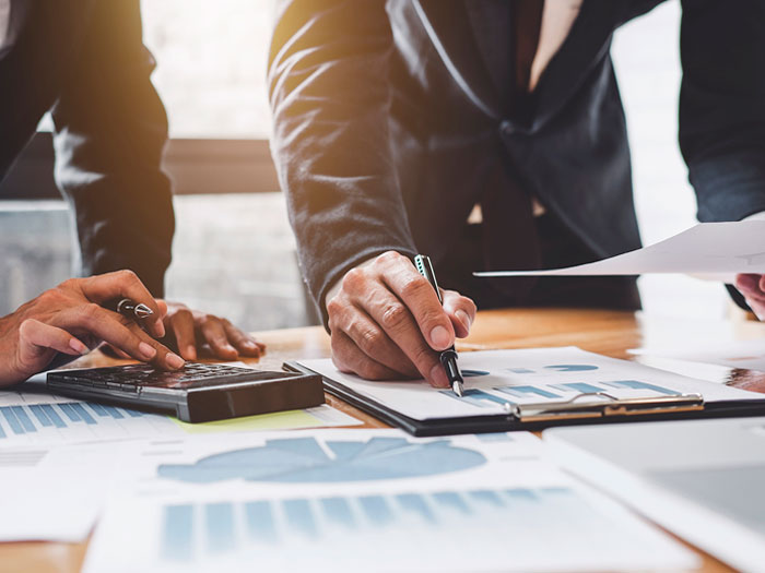 Entenda as vantagens de contratar uma assessoria jurídica terceirizada 1 A assessoria jurídica é uma estratégia fundamental para garantir bons resultados na administração do seu condomínio ou empresa. Partindo desse princípio, é preciso muito cuidado ao contratar uma empresa terceirizada que irá garantir uma boa equipe de advogados especialistas na área, de modo que haja uma gestão transparente e eficaz de todas as questões legais e operacionais dessas atividades.