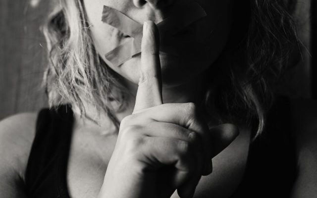 Os síndicos e administradores de condomínios em Minas Gerais deverão comunicar à Polícia Civil ou Militar qualquer tipo de ocorrência ou indícios de violência doméstica e familiar contra mulher, criança, adolescente ou idoso, que venham ocorrer dentro das unidades residenciais.