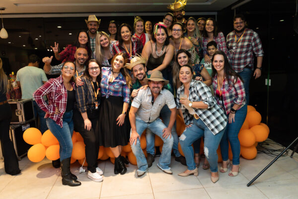 O cantor Sidney do Cerrado animou a 5ª edição do Soberana Docê, evento promovido pelo Grupo Soberana anualmente e cujo objetivo é resgatar a cultura brasileira e as tradições de Minas Gerais. O evento aconteceu na última sexta-feira (30) na sede do Grupo Soberana. “Para mim é uma honra poder participar deste evento. Fico muito feliz de fazer parte desta história, ainda mais no dia do meu aniversário”, disse o cantor Sidney do Cerrado.